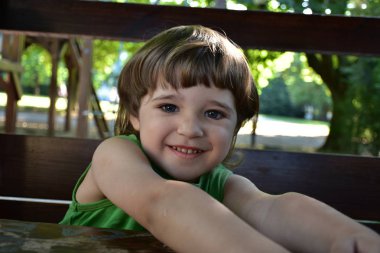 Çocuklar oyun bahçesinde oynarlar.