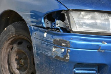 Bir kazadan sonra bozuk araba tamir edildi.