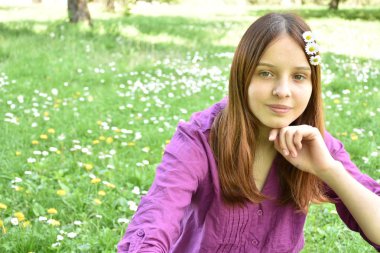 sevimli genç kız açık havada poz 