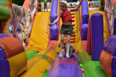 Çocuklar şişme kalede oynuyorlar.,