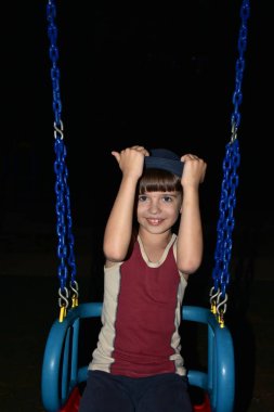 Çocuk oyun parkında oynuyor.