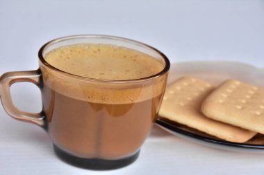 bir fincan kahve ve bisküvi