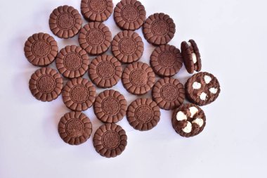 Beyaz kremalı çikolata kurabiye 