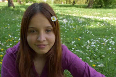 sevimli genç kız açık havada poz 