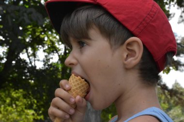  Çocuk dondurma yiyor