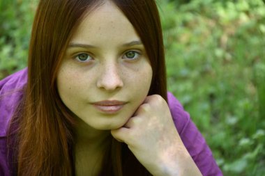 sevimli genç kız açık havada poz 