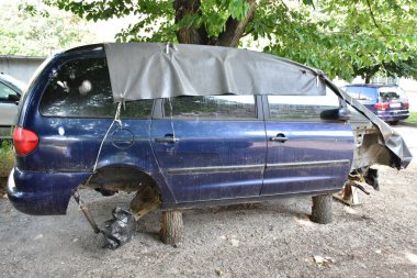 Bir kazadan sonra bozuk araba tamir edildi.