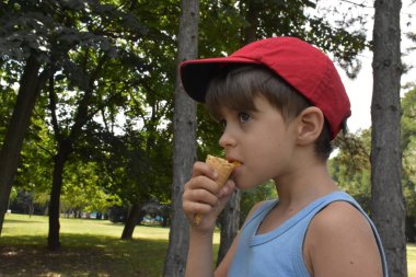 Çocuklar dondurma yer.