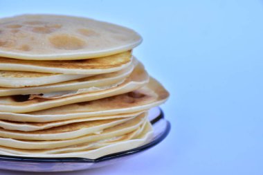 Mavi bir arka plan üzerinde krep 