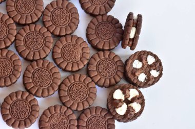 Beyaz kremalı çikolata kurabiye 