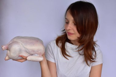 Taze tavuk ve güzel kız.