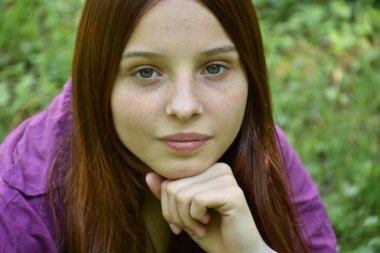 sevimli genç kız açık havada poz 