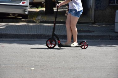 Bir kız ve scooter.