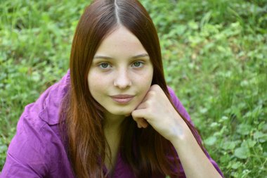 sevimli genç kız açık havada poz 