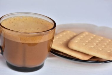 bir fincan kahve ve bisküvi