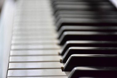 Piyanonun üzerinde siyah beyaz tuşlar 