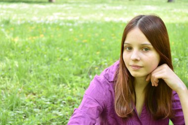 sevimli genç kız açık havada poz 