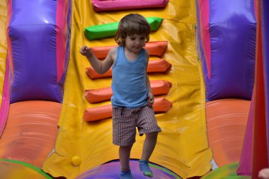 Çocuklar şişme kalede oynuyorlar.,