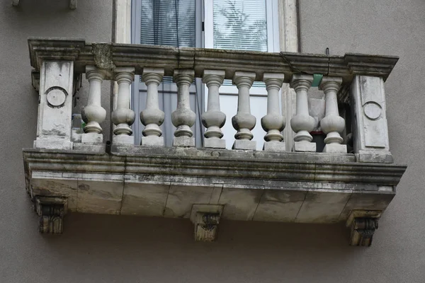 Uitzicht Het Balkon Met Oude Decoratieve Omheining Met Zuilen — Stockfoto