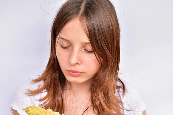 吃玉米的女孩 特写肖像 — 图库照片