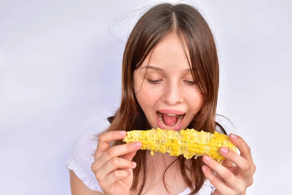 Girl Eating Corn Close — Stock Photo, Image