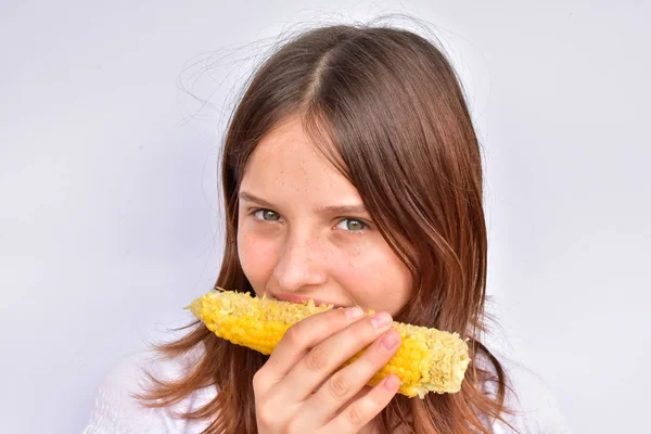 Девушка Ест Кукурузу Закрыть Портрет — стоковое фото