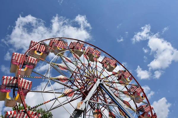 Carrousel Tegen Lucht Sport — Stockfoto