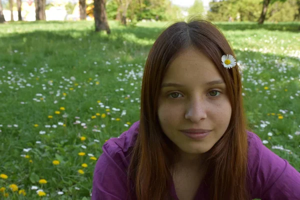 Bonito Adolescente Menina Posando Livre — Fotografia de Stock