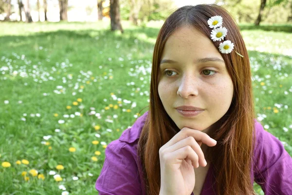 Carino Adolescente Posa All Aperto — Foto Stock