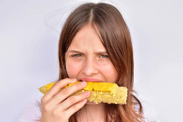 Gadis Makan Jagung Menutup Potret — Stok Foto