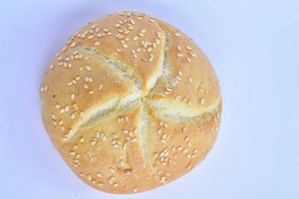 Broodje Met Sesamzaadjes Witte Achtergrond — Stockfoto