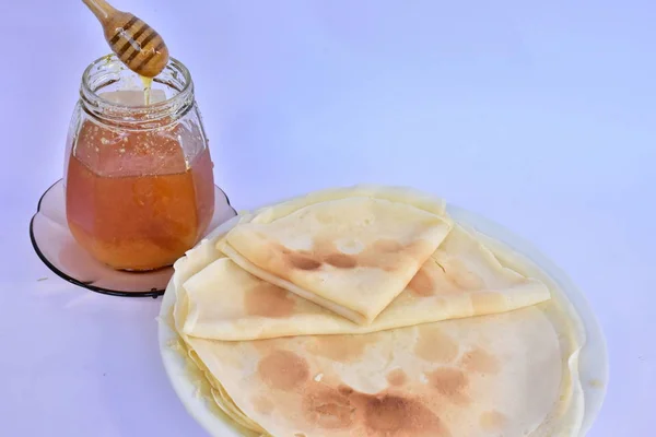 Pfannkuchen Mit Honig Auf Blauem Hintergrund — Stockfoto