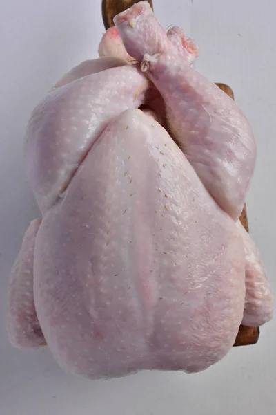 Nagy Nyers Csirke Fából Készült Táblán — Stock Fotó