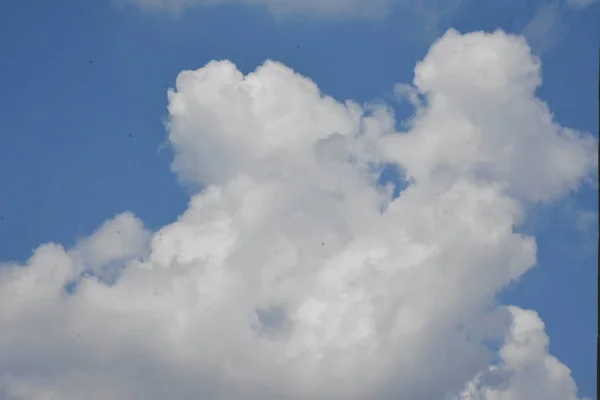 Langit Biru Dan Awan Putih — Stok Foto