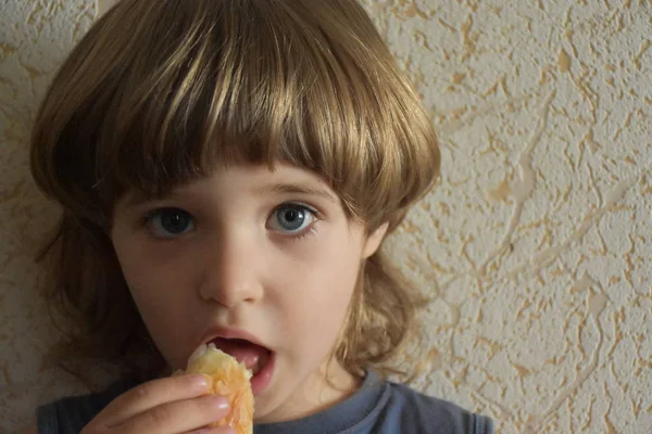 Dzieci Jedzą Lody — Zdjęcie stockowe