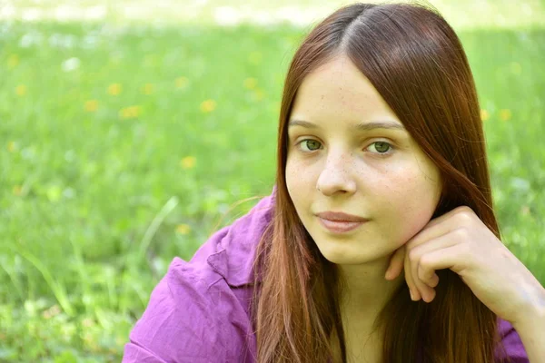 Schattig Tiener Meisje Poseren Buitenshuis — Stockfoto