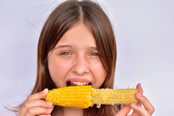 吃玉米的女孩 特写肖像 — 图库照片