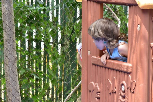 Criança Está Brincando Playground — Fotografia de Stock