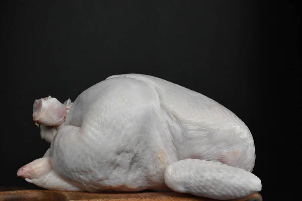 Ahşap Tahta Üzerinde Büyük Çiğ Tavuk — Stok fotoğraf