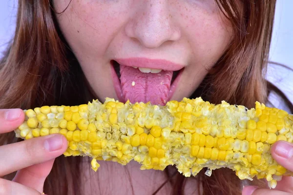トウモロコシを食べる女の子クローズアップ — ストック写真