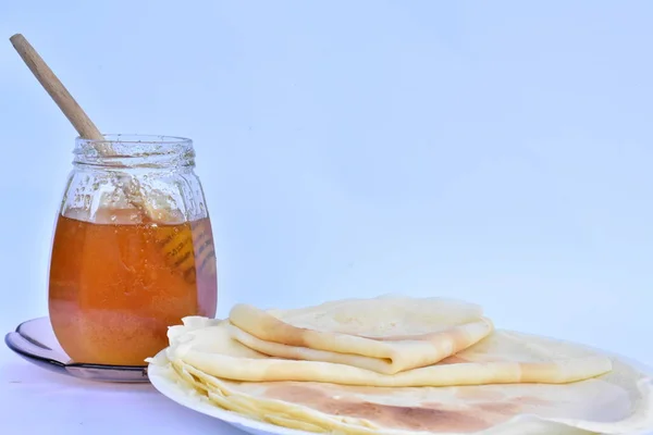 Pfannkuchen Mit Honig Auf Blauem Hintergrund — Stockfoto