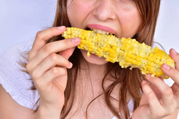 Meisje Eten Maïs Close — Stockfoto