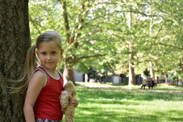 Schattig Klein Meisje Buitenshuis Met Speelgoed Handen — Stockfoto