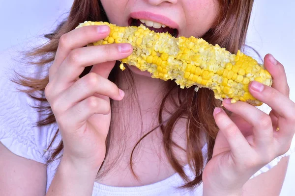 Chica Comiendo Maíz Cerca —  Fotos de Stock