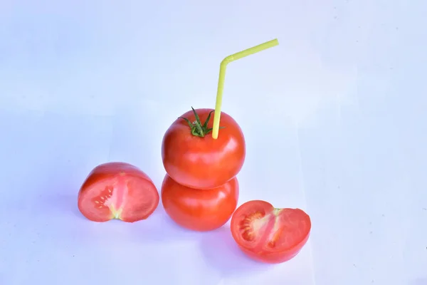 Tomates Con Paja Concepto Jugo Tomate —  Fotos de Stock