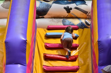 Çocuklar şişme kalede oynuyorlar.,