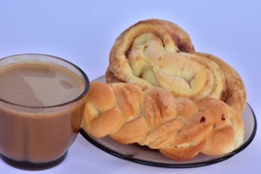 kahve ile çörekler yakın 