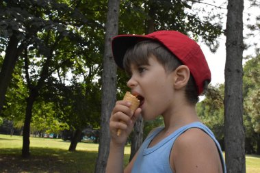  Çocuk dondurma yiyor