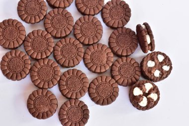 Beyaz kremalı çikolata kurabiye 