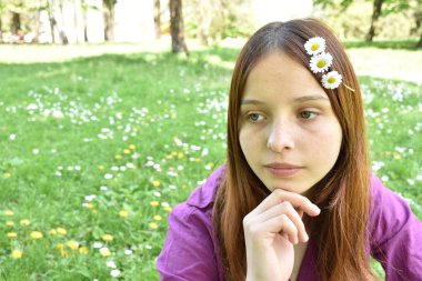 sevimli genç kız açık havada poz 